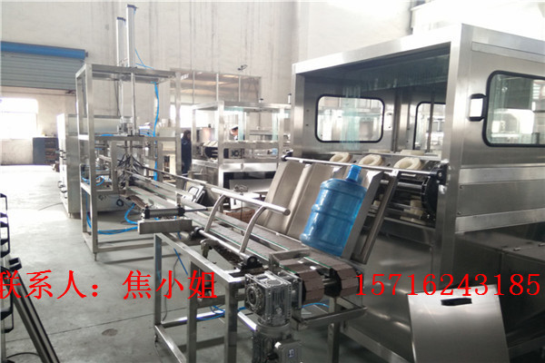 五加仑/三加仑大桶矿泉水灌装机本机机体全部采用优质不锈钢材料,其它部分也均采用无毒、卫生、耐用的材料,电气、气动系统采用国内外著名品牌元器件,如:日本三菱的PLC程序控制器,苏州西门子的接触器,中外合资生产的电机及减速器,亚特客的气缸气动元件等,固此设备故障率低,可靠性高。五加仑/三加仑大桶矿泉水灌装机该机选用优质不锈钢方管机架,304不锈钢板材经过拉丝工艺处理,整机药冲、循环水冲洗、无菌水冲洗、灌装泵均选用著名品牌公司专用不锈钢净水水泵;设计新颖、美观大方、结构紧凑,采用电、气相配合全自动控制运行,大大